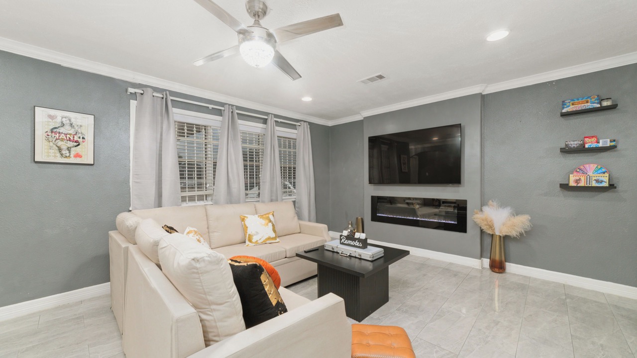 Photo of Livingroom in Sharpstown