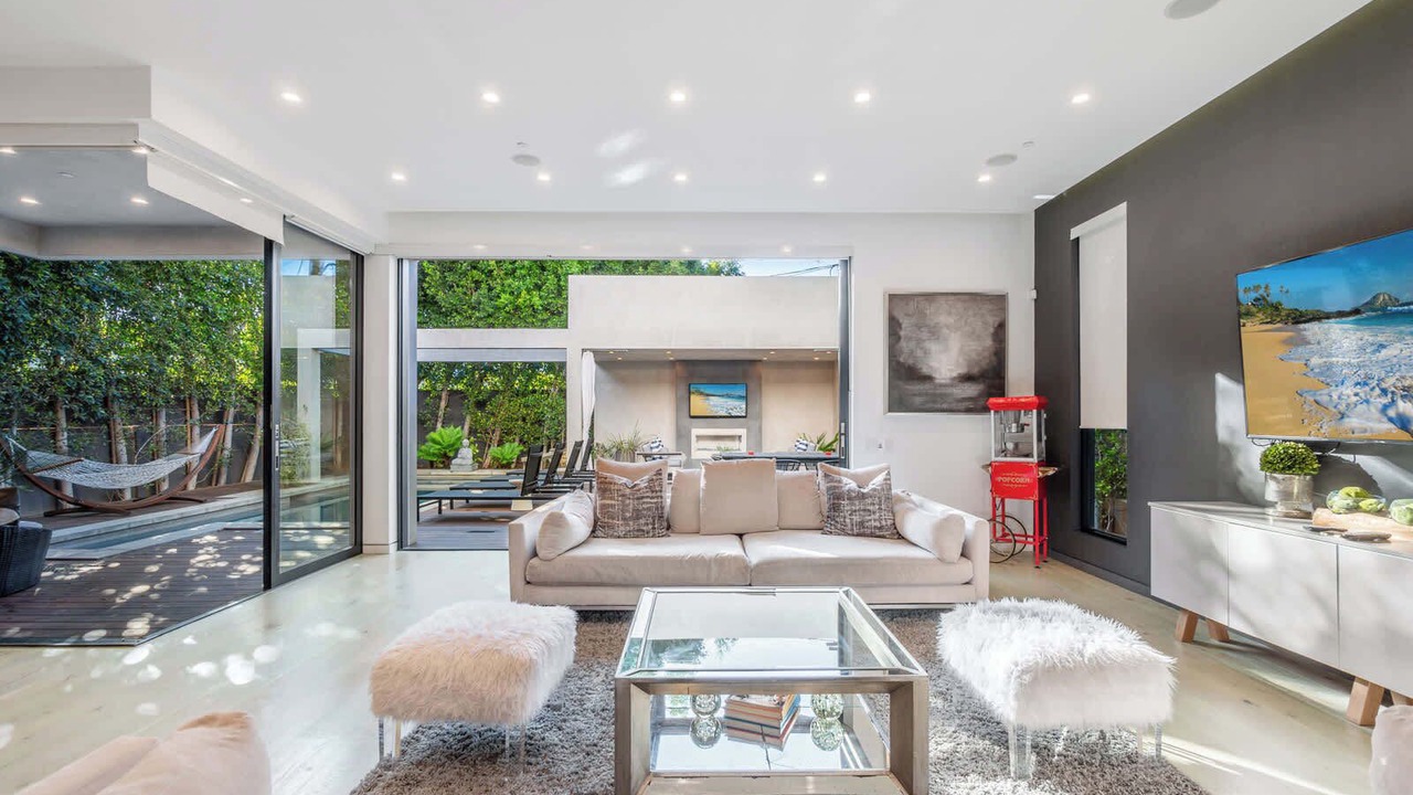 Photo of Livingroom in Greater Wilshire - Hancock Park