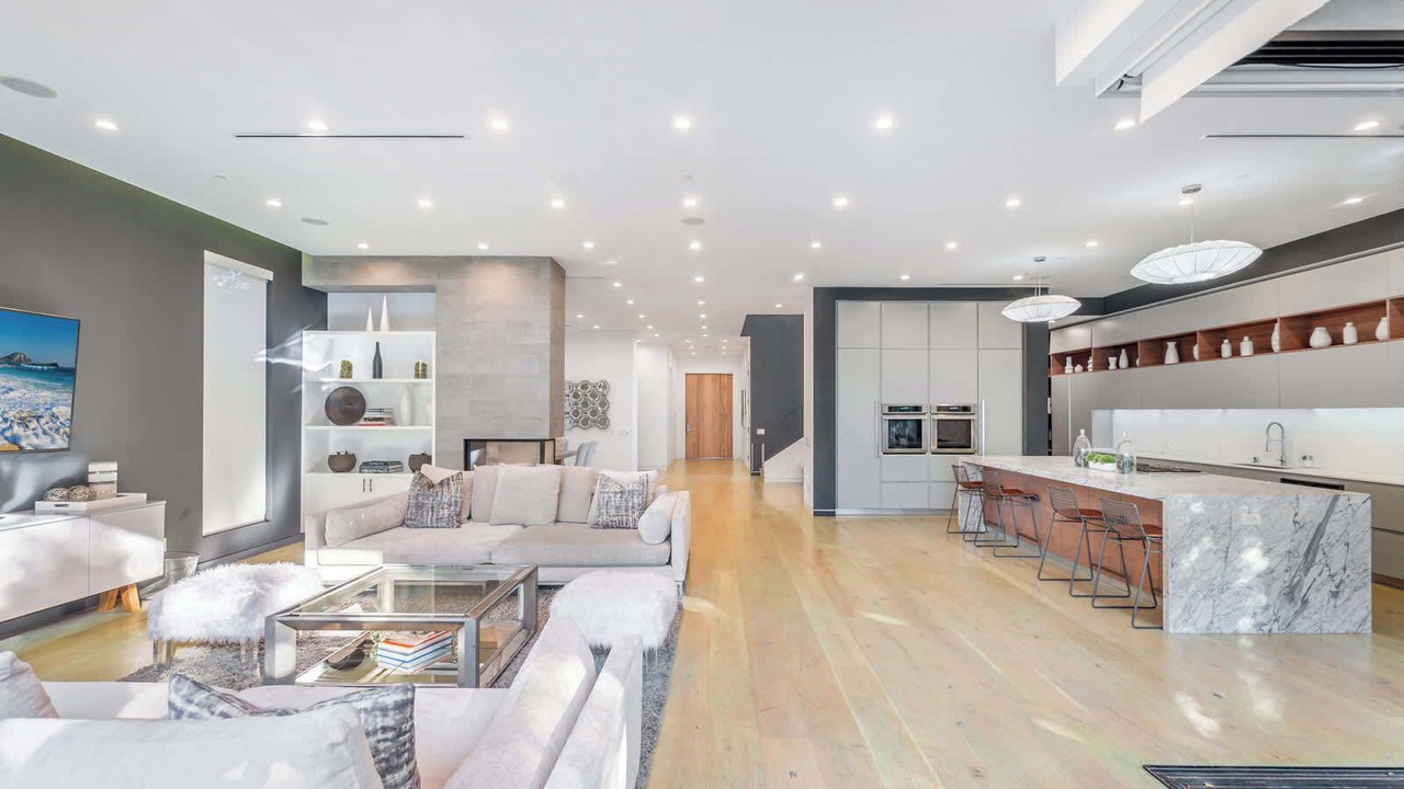 Photo of Livingroom in Greater Wilshire - Hancock Park