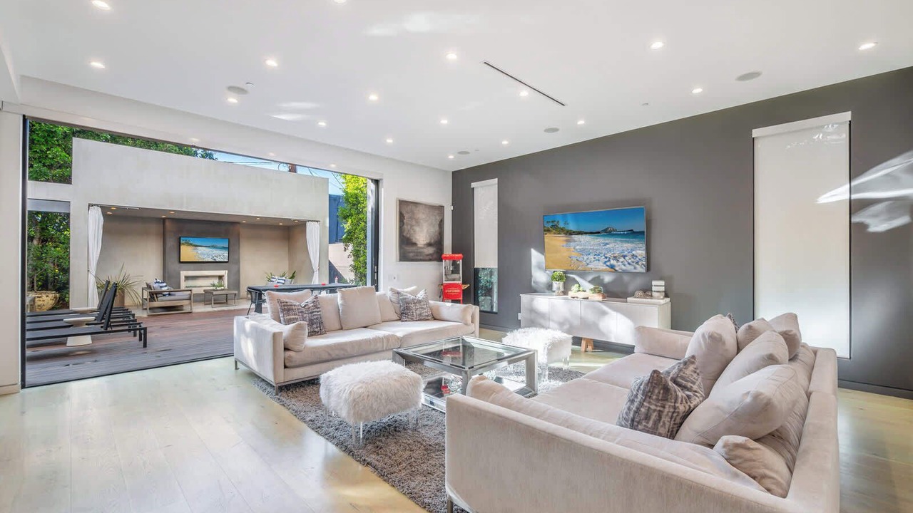 Photo of Livingroom in Greater Wilshire - Hancock Park