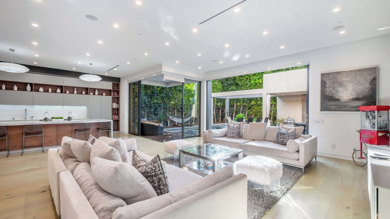 Photo of Livingroom in Greater Wilshire - Hancock Park