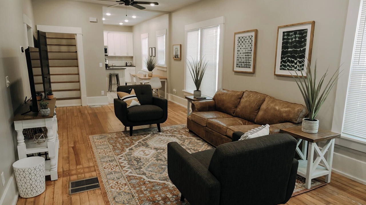 Photo of Livingroom in College Hill