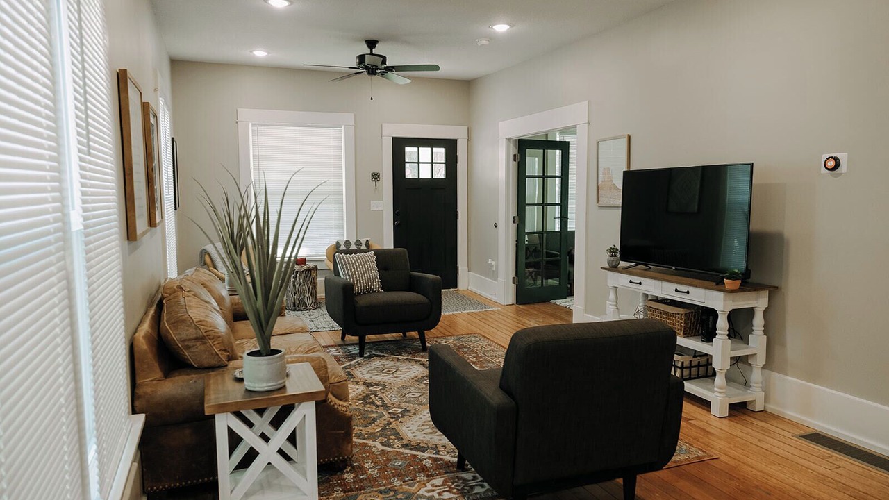 Photo of Livingroom in College Hill
