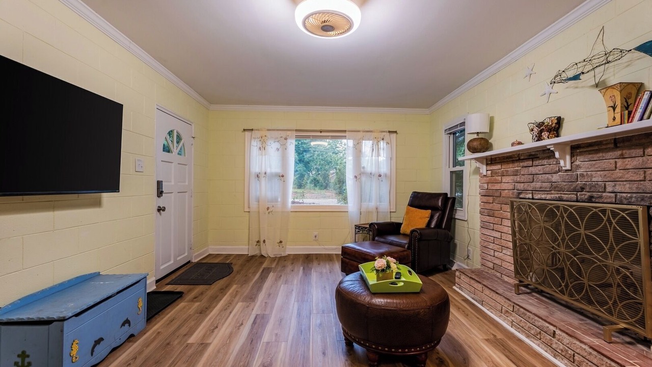 Photo of Livingroom in North Raleigh
