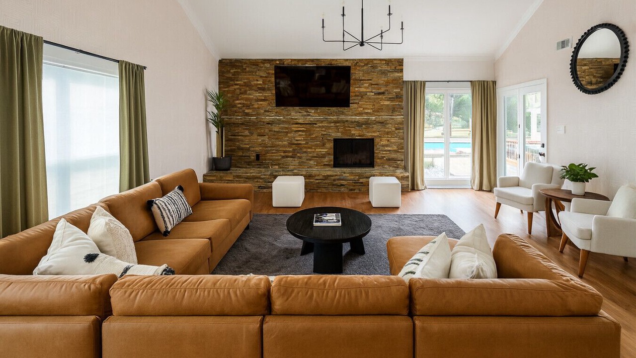 Photo of Livingroom in Whispering Oaks