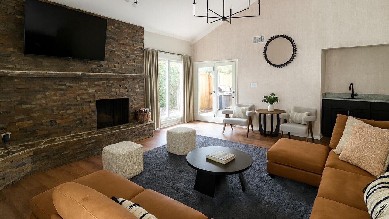 Photo of Livingroom in Whispering Oaks