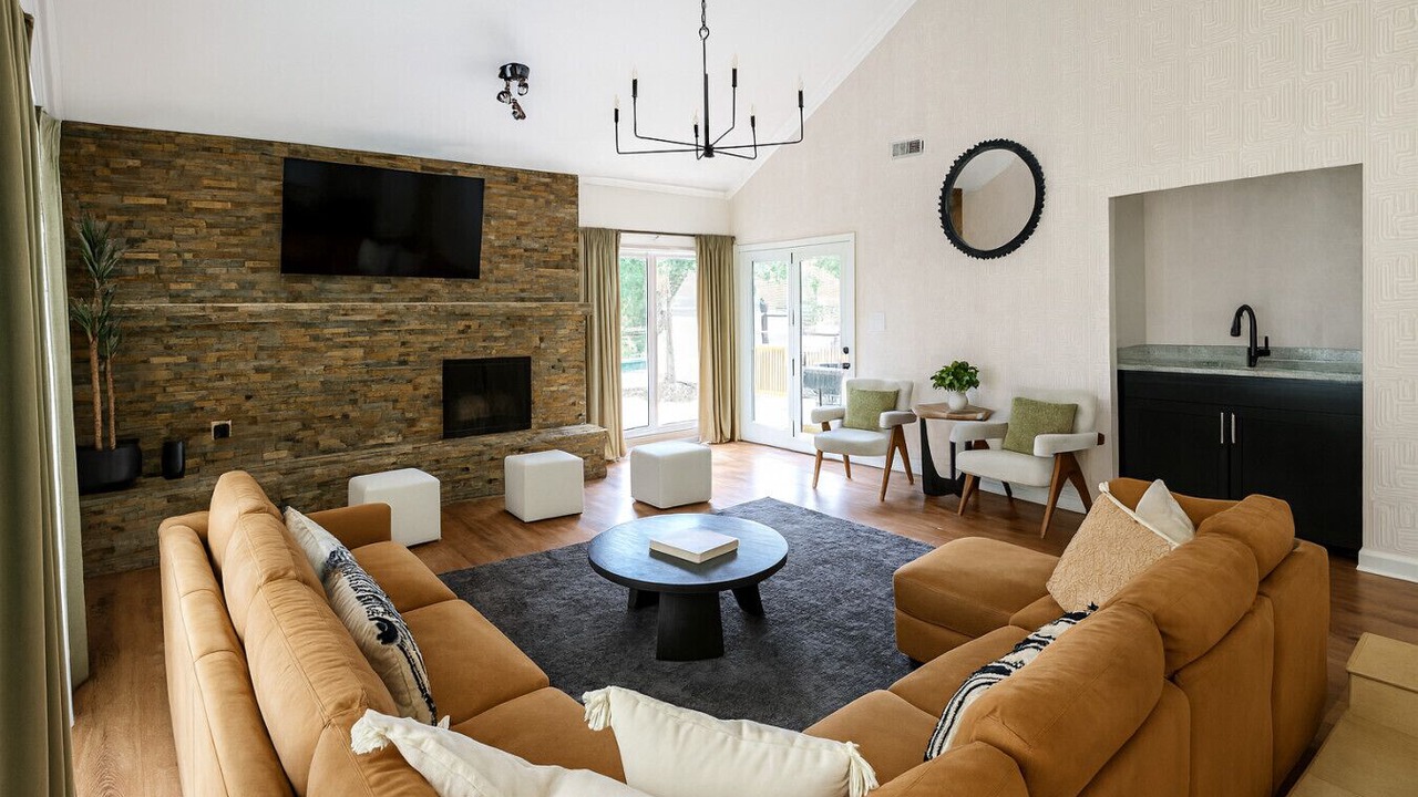 Photo of Livingroom in Whispering Oaks