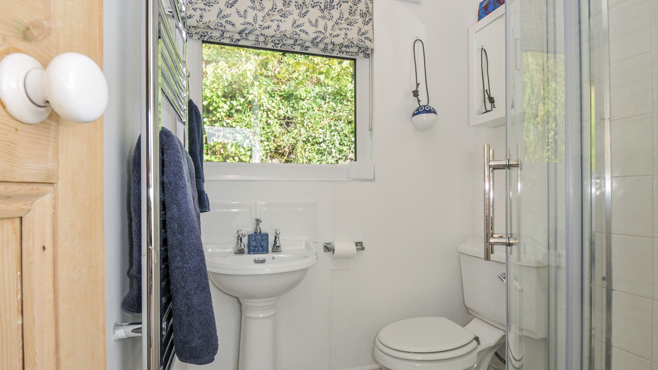 Photo of Bathroom in Looe