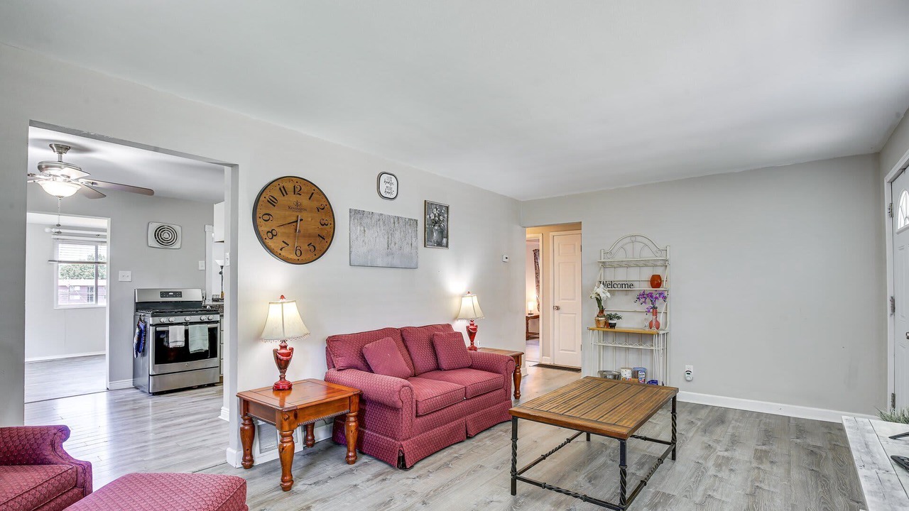 Photo of Livingroom in Airport Township