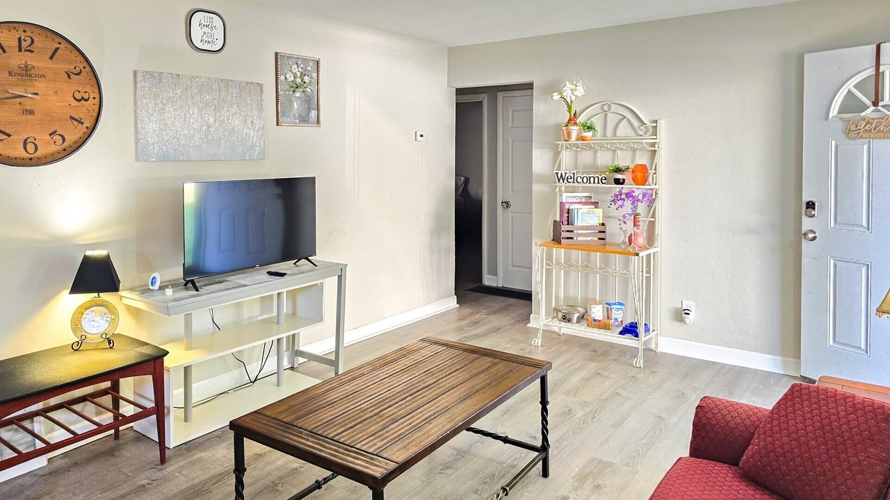 Photo of Livingroom in Airport Township
