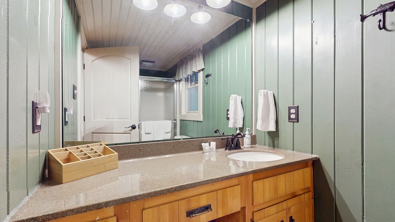 Photo of Bathroom in Screamer Mountain