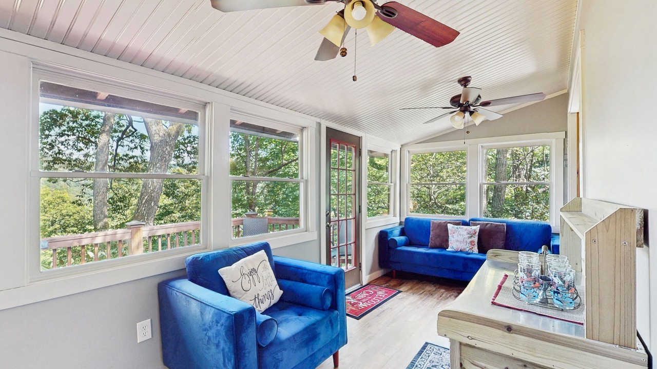 Photo of Livingroom in Screamer Mountain