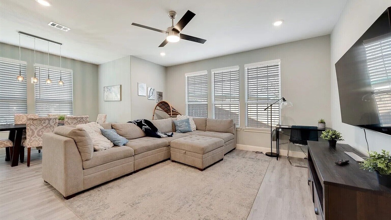 Photo of Livingroom in Central Arlington