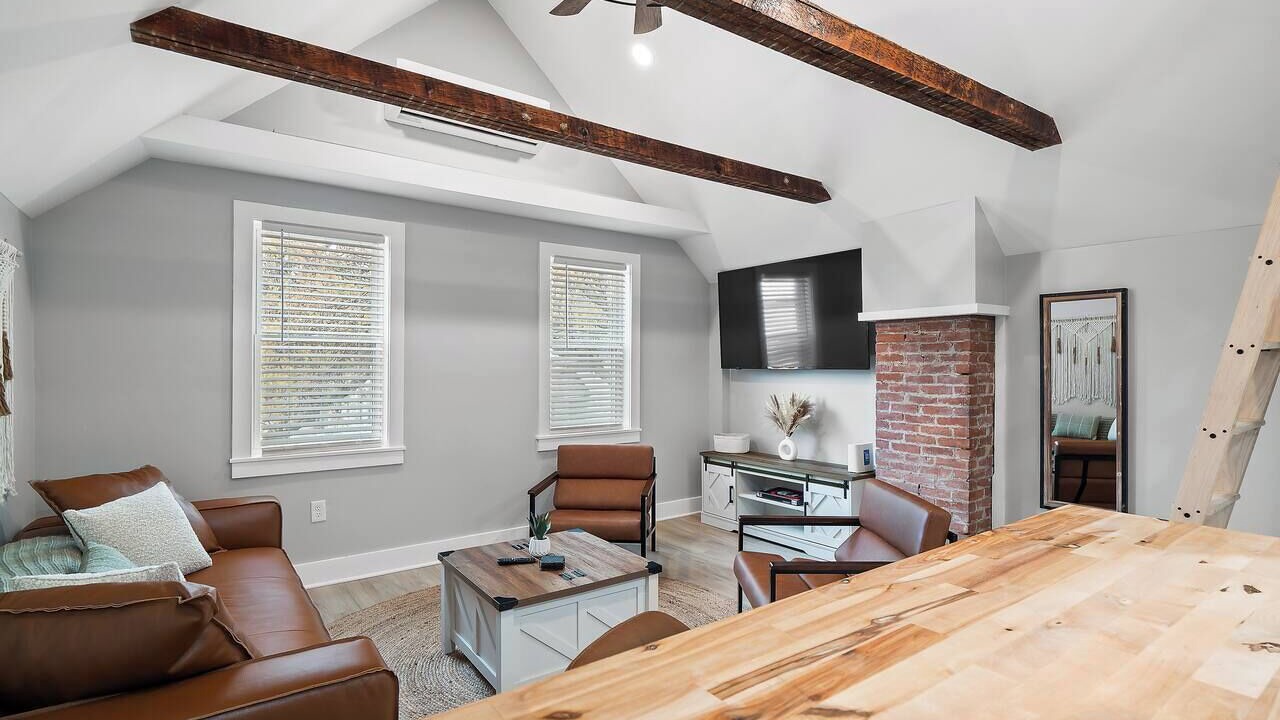 Photo of Livingroom in Detroit - Shoreway