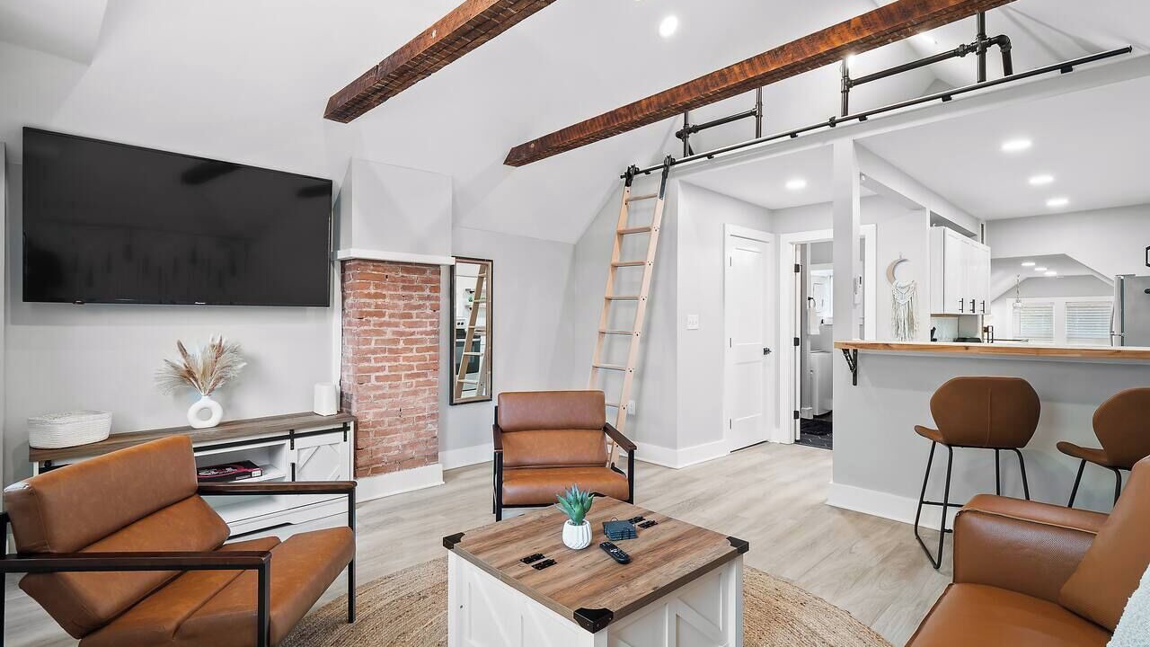 Photo of Livingroom in Detroit - Shoreway