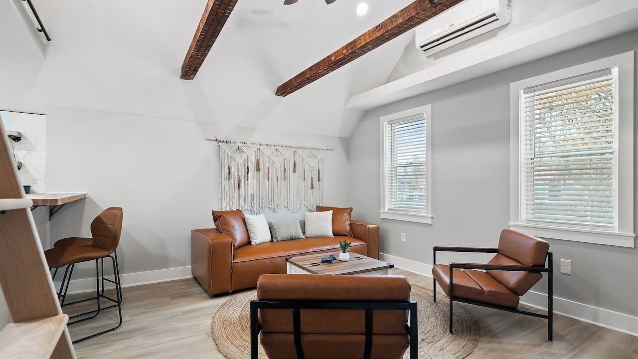 Photo of Livingroom in Detroit - Shoreway