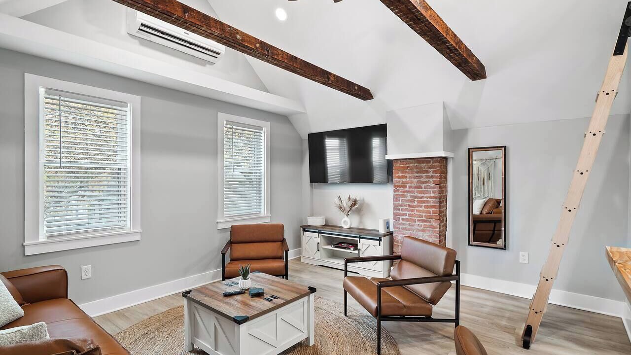 Photo of Livingroom in Detroit - Shoreway