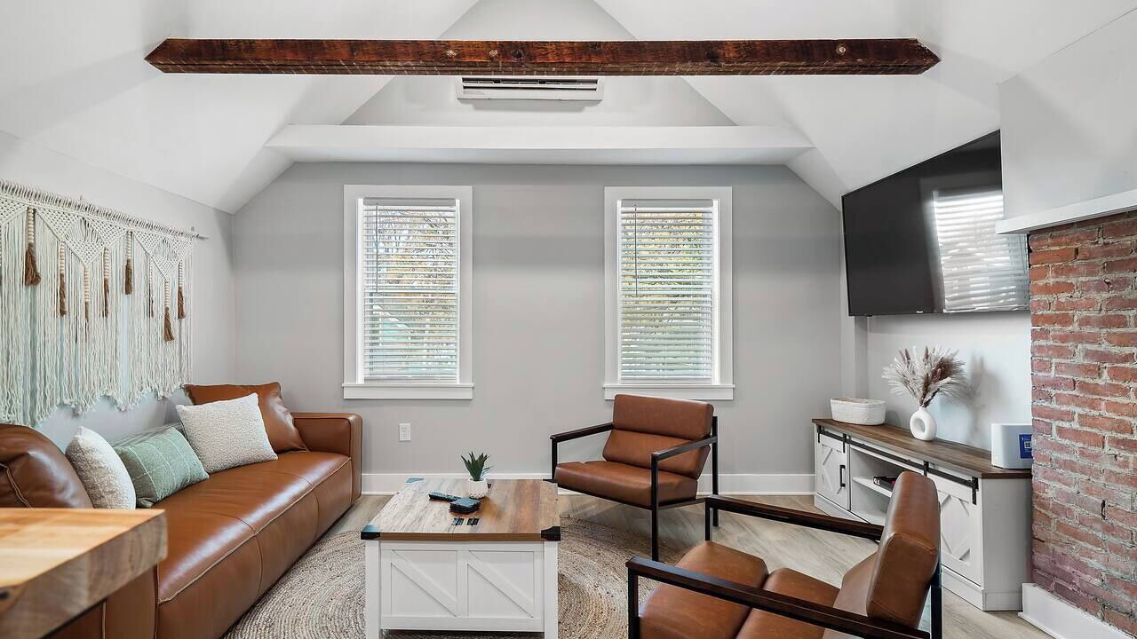 Photo of Livingroom in Detroit - Shoreway