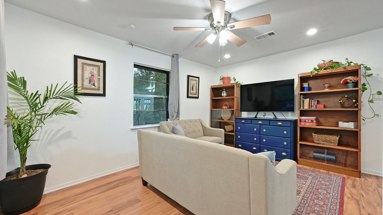 Photo of Livingroom in East Congress