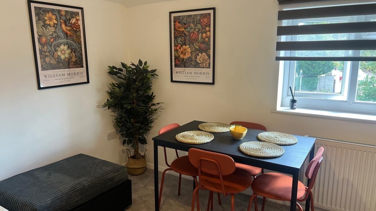 Photo of Livingroom in Horley