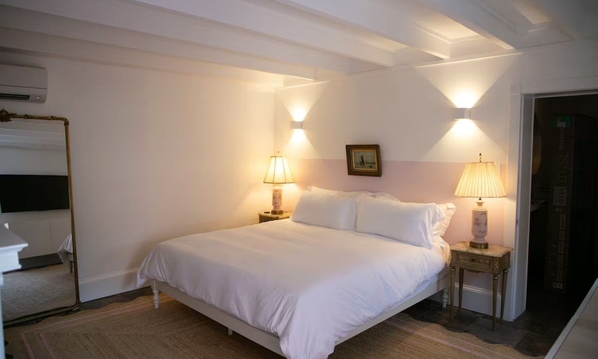 Photo of Bedroom in Historic District - North