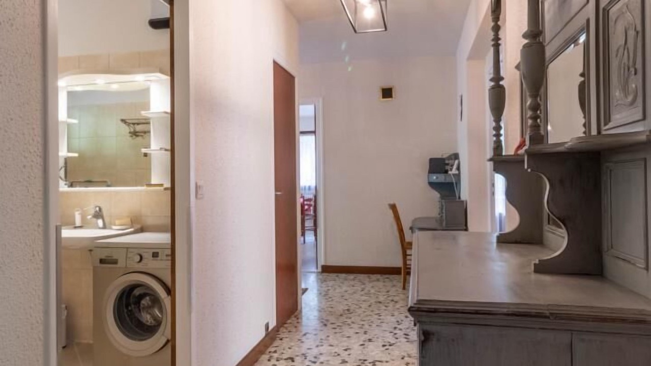 Photo of Others in Queige