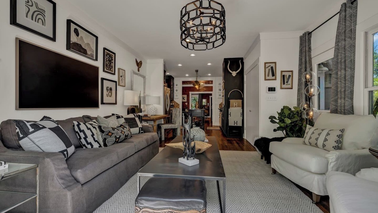 Photo of Livingroom in South River City