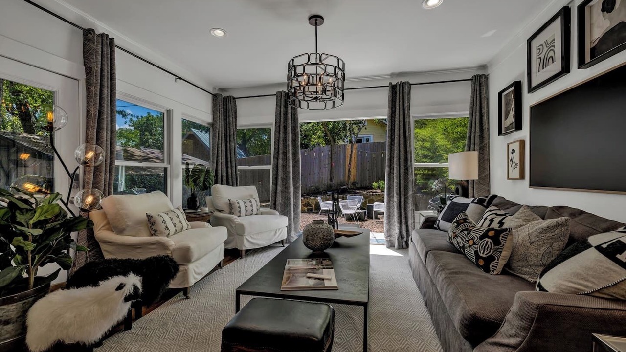 Photo of Livingroom in South River City