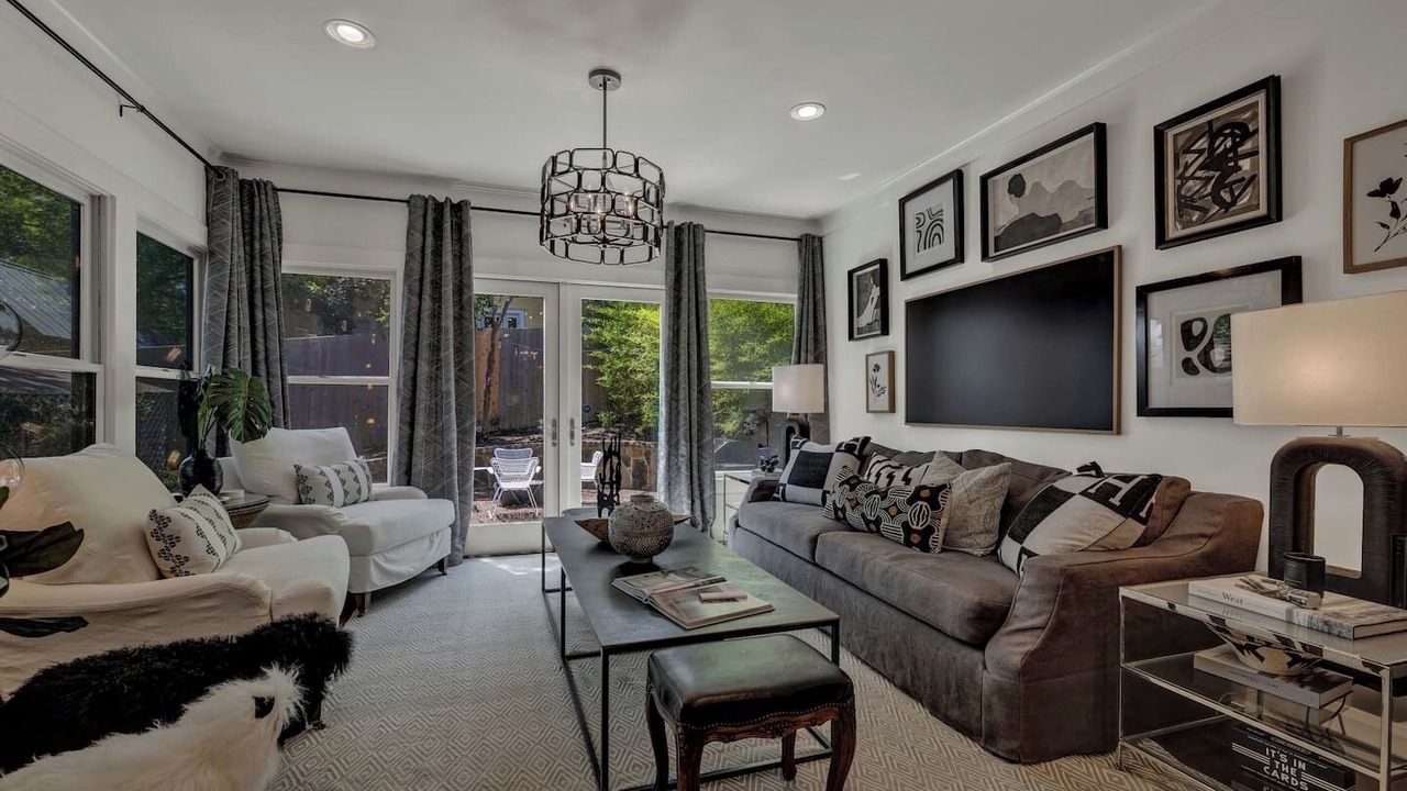 Photo of Livingroom in South River City
