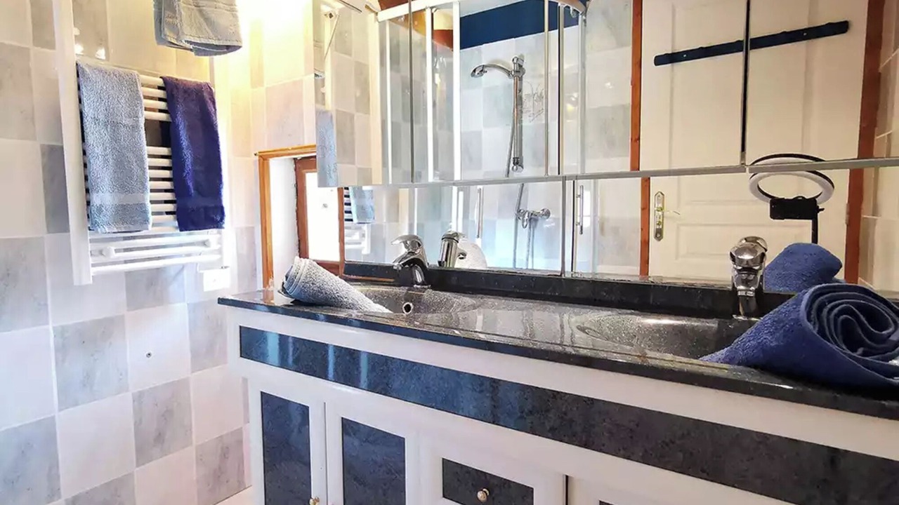 Photo of Bathroom in Mostuejouls