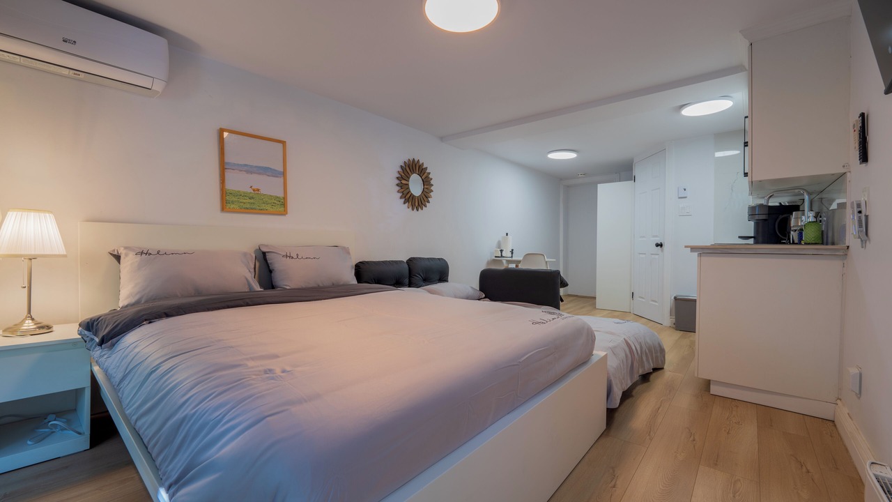 Photo of Bedroom in Cote-Des-Neiges—Notre-Dame-De-Grace