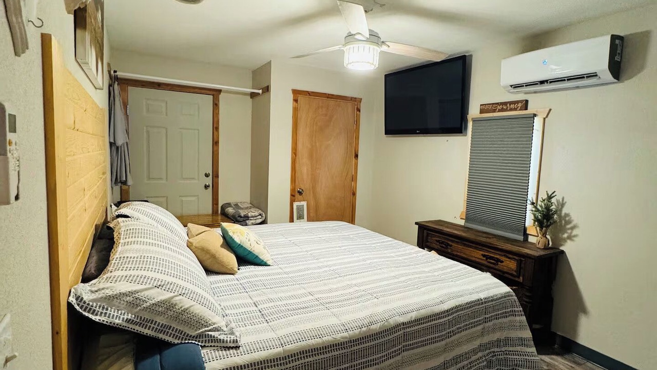 Photo of Bedroom in Sulphur