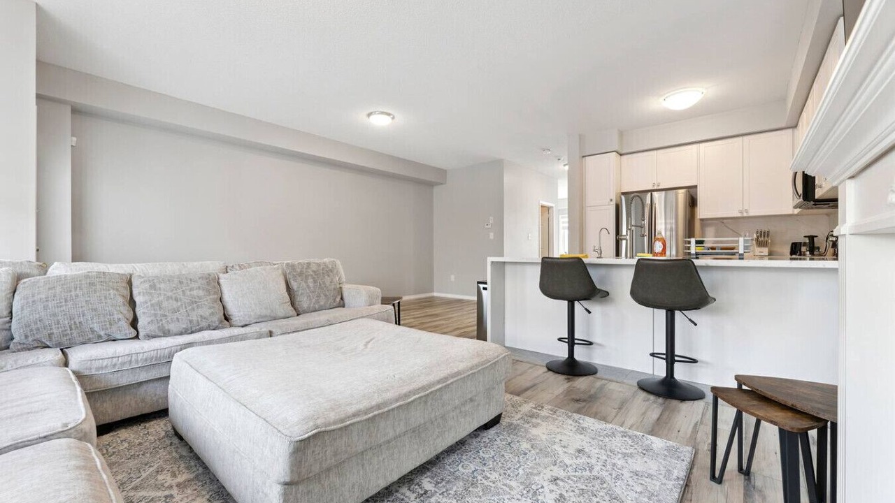 Photo of Livingroom in Ajax