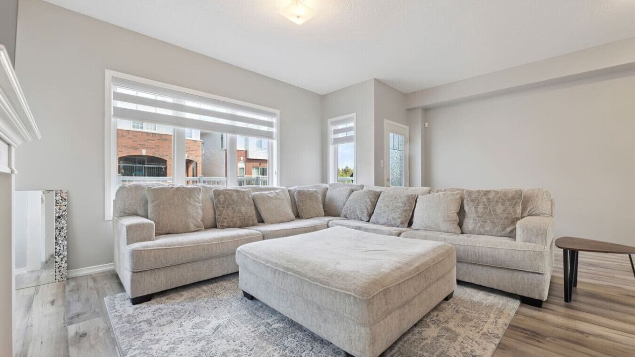Photo of Livingroom in Ajax