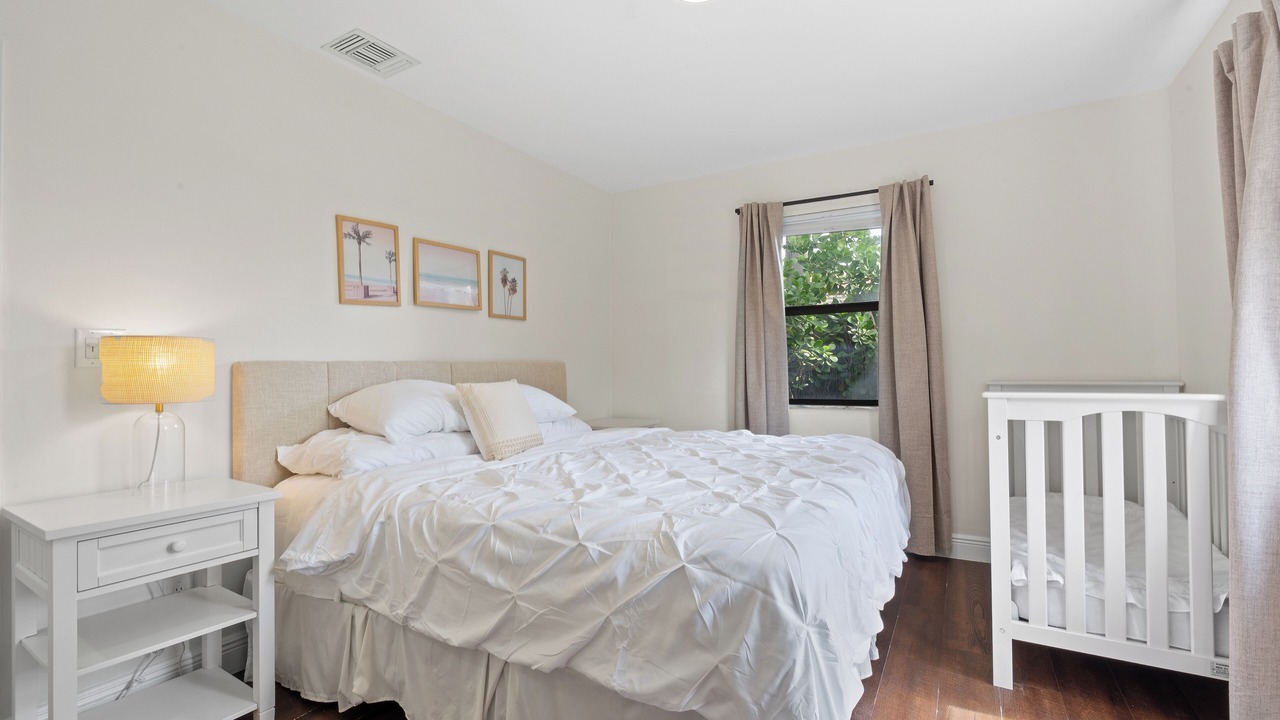Photo of Bedroom in Oakland Park