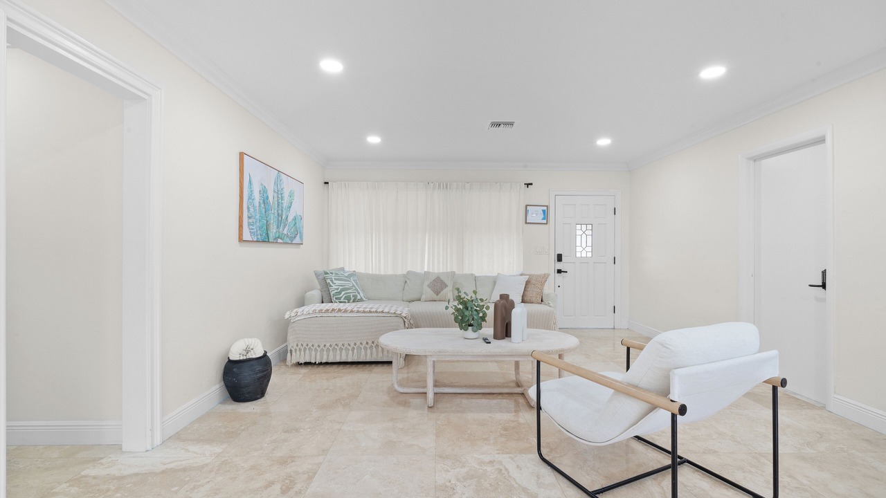 Photo of Livingroom in Oakland Park