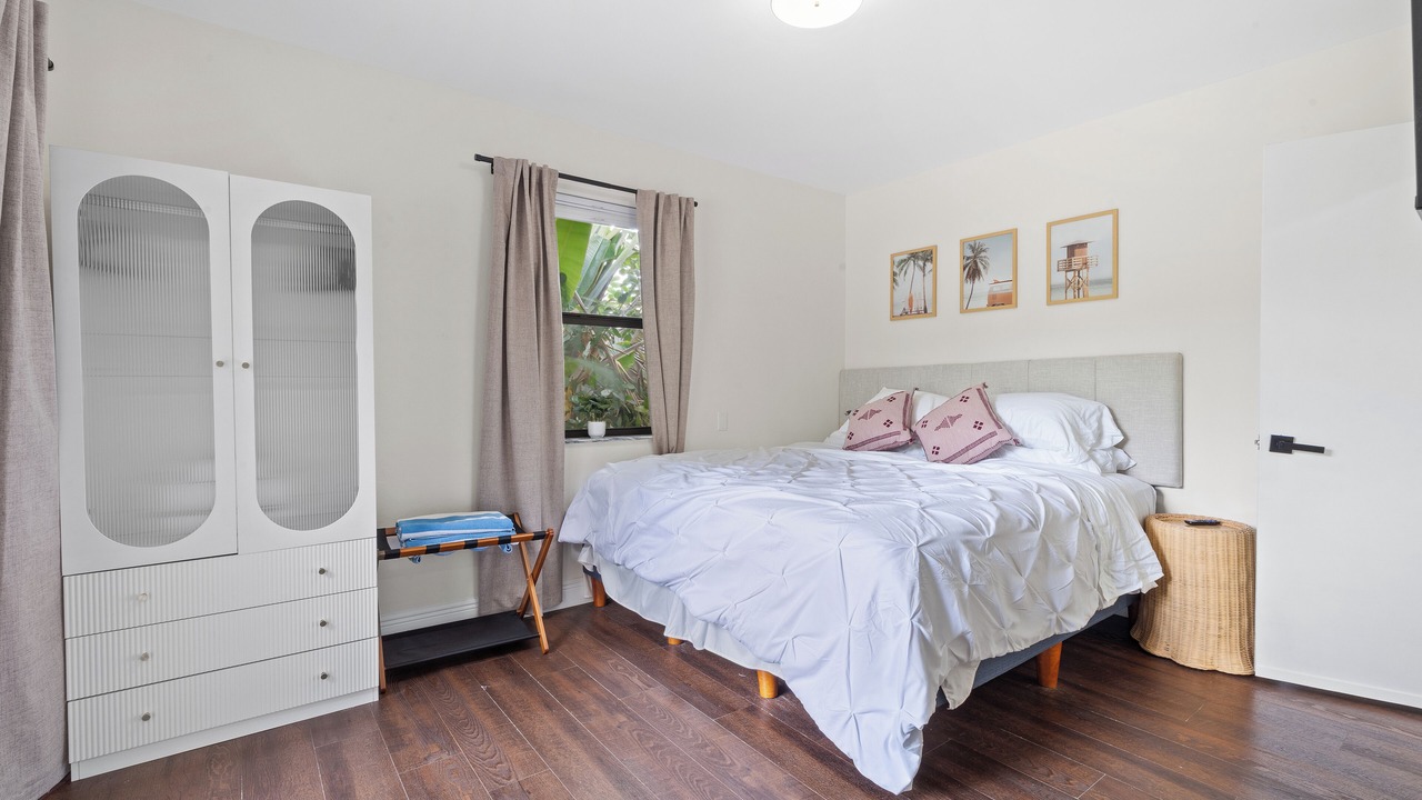 Photo of Bedroom in Oakland Park