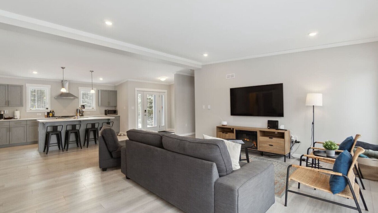 Photo of Livingroom in Lower Vaughan