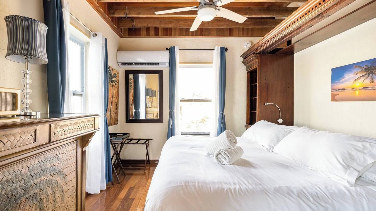Photo of Bedroom in Hollywood Lakes