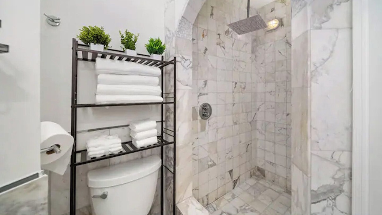 Photo of Bathroom in Hollywood Lakes