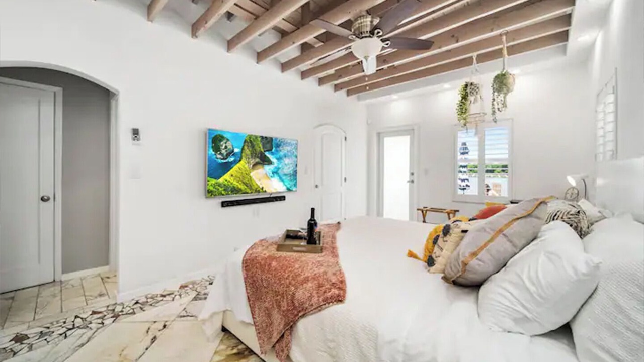 Photo of Bedroom in Hollywood Lakes