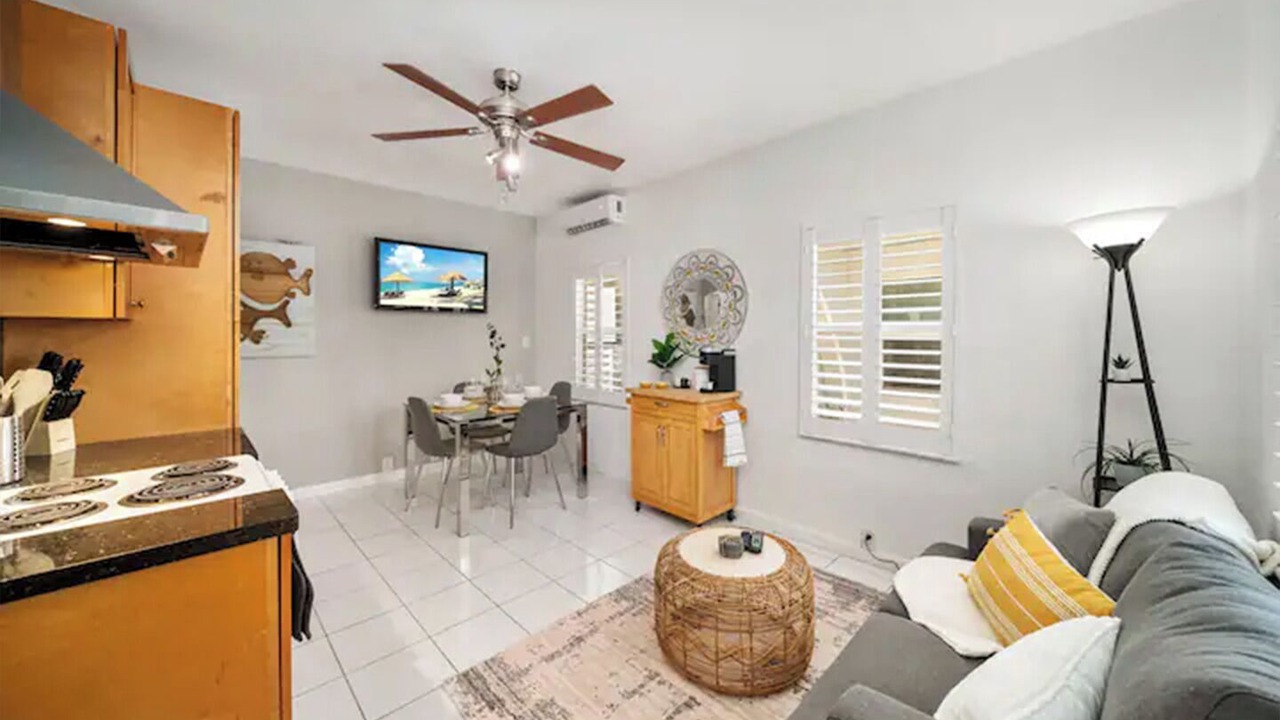 Photo of Livingroom in Hollywood Lakes