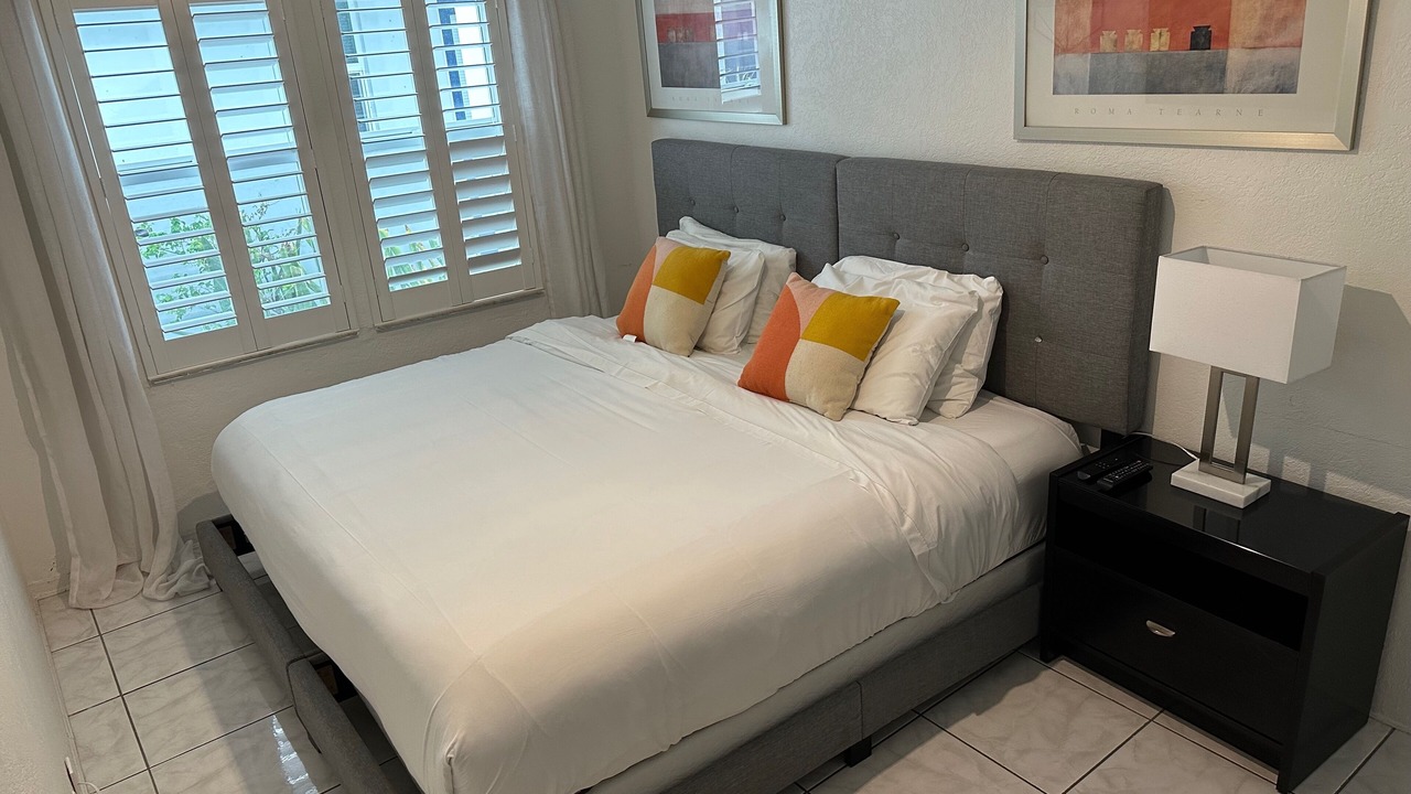 Photo of Bedroom in Hollywood Lakes