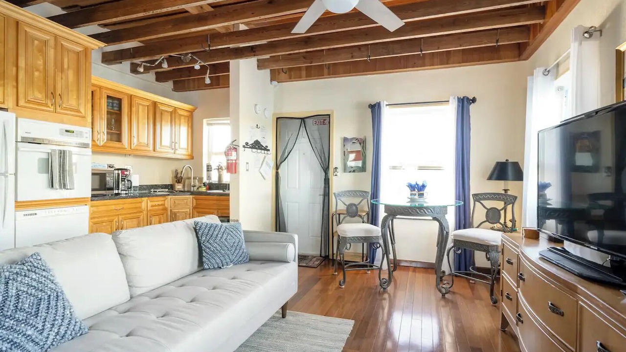 Photo of Livingroom in Hollywood Lakes