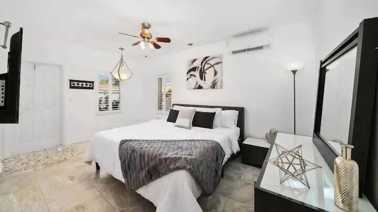 Photo of Bedroom in Hollywood Lakes