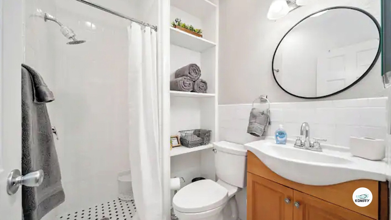 Photo of Bathroom in Hollywood Lakes