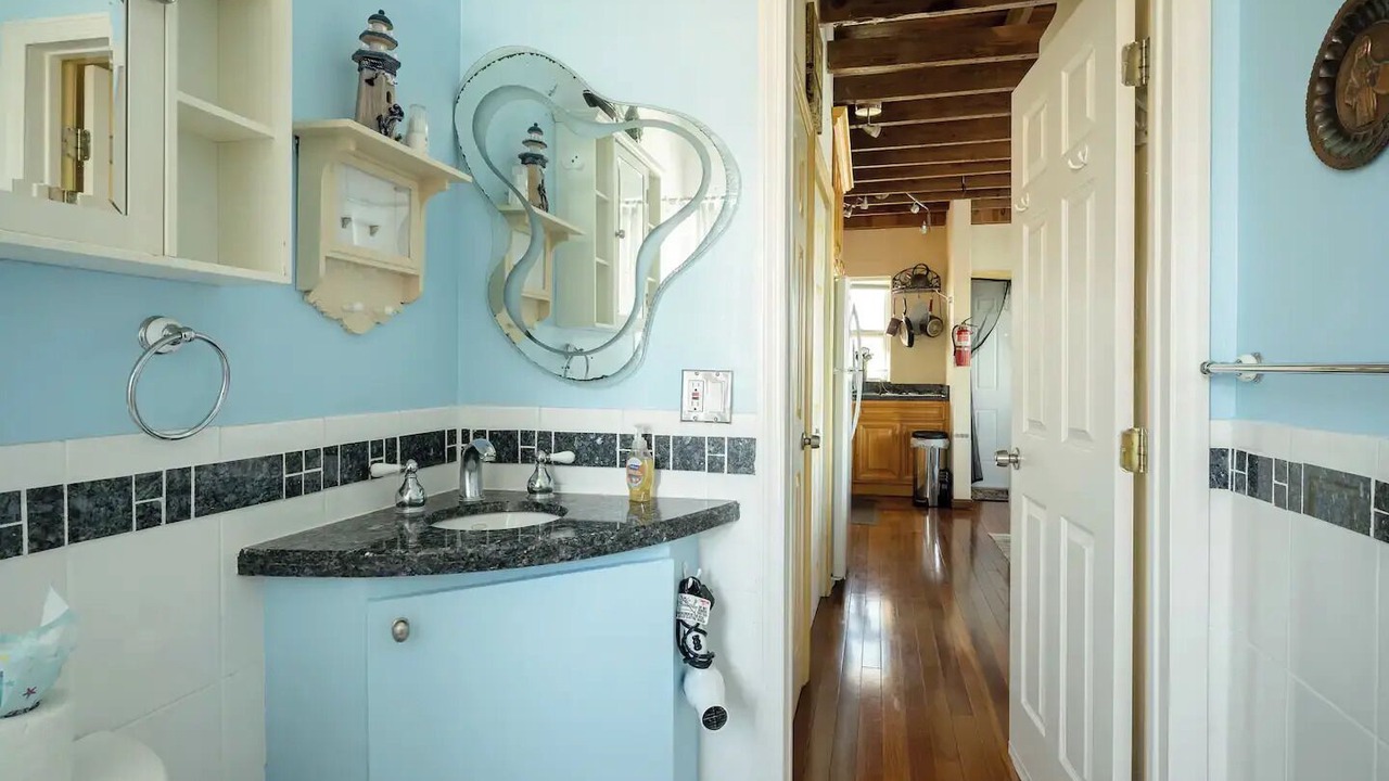 Photo of Bathroom in Hollywood Lakes
