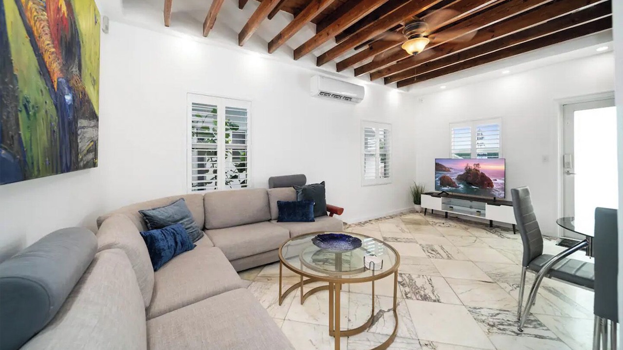 Photo of Livingroom in Hollywood Lakes