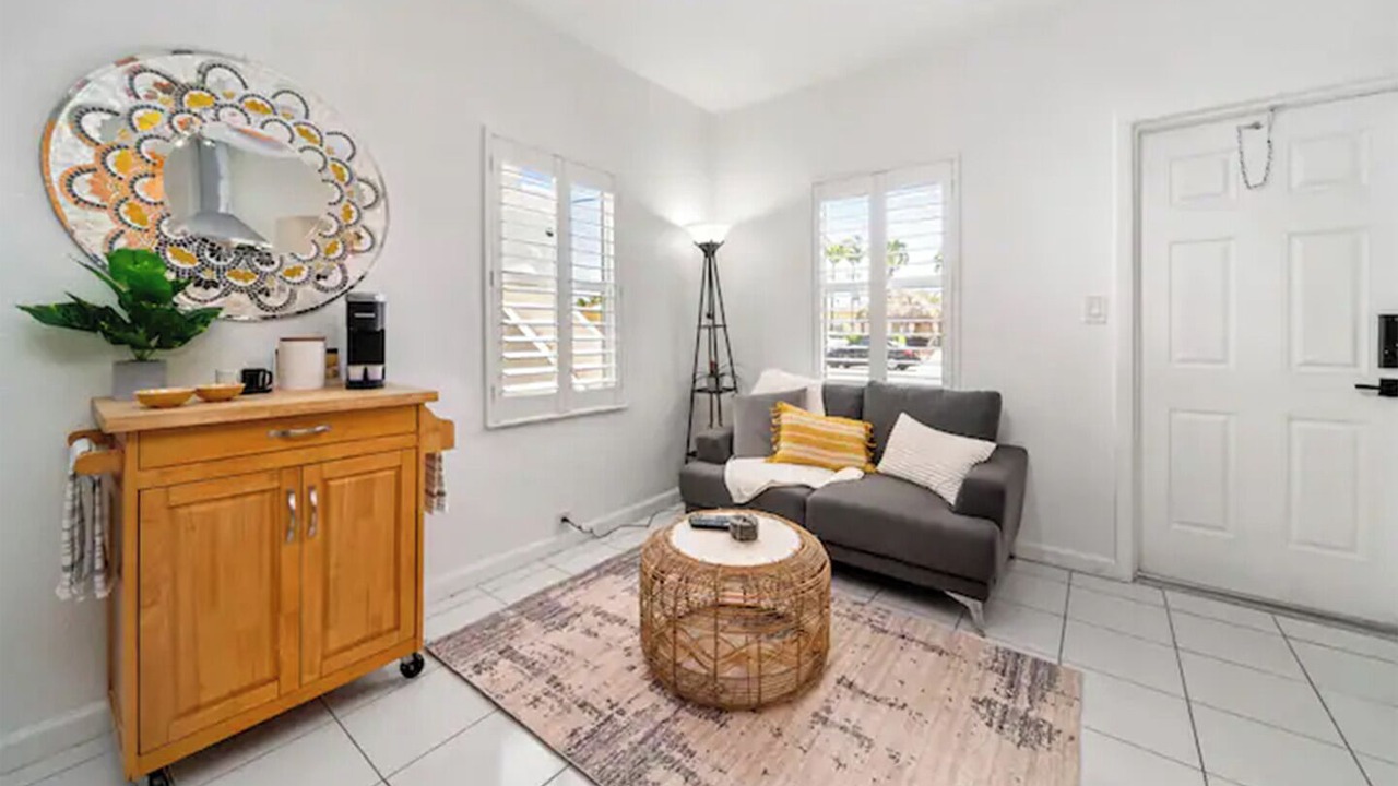 Photo of Livingroom in Hollywood Lakes
