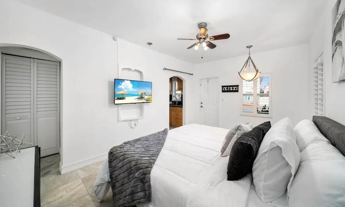 Photo of Livingroom in Hollywood Lakes